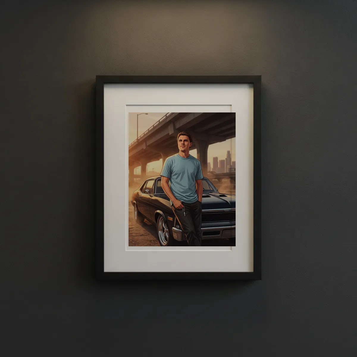 Cadre photo personnalisé au mur avec le portrait d'un jeune homme appuyé sur une muscle car